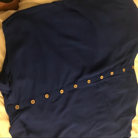 Blue crop top/loose fit with wood buttons - Picture 5 of 8